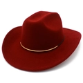 Dettaglio di un cappello bordeaux in lana con elegante fascia decorativa in metallo dorato - Borgogna
