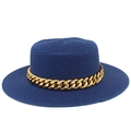 Détail d'un chapeau canotier bleu marine avec une chaîne décorative en métal doré - Bleu foncé