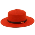 Détail d'un chapeau de paille orange montrant le tissage fin et la sangle noire à boucle dorée - Taille unique / Rouge