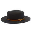 Détail d'un chapeau de paille gris foncé avec ruban en cuir brun et boucle dorée - Taille unique / Noir