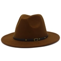 Détail du chapeau fedora en laine marron avec ruban en similicuir noir et boucle dorée - Café