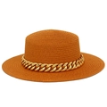 Gros plan sur un chapeau de paille orange vif avec chaîne dorée et texture tressée fine - Couleur caramel