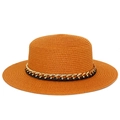 Détail du chapeau de paille orange avec chaîne décorative en métal doré et noir - Taille unique / Couleur caramel