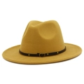 Detailaufnahme von gelbem Wollfilzhut mit schwarzem Lederband und goldfarbenen Nieten - Khaki