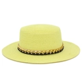 Détail d'un chapeau de paille avec chaîne dorée luxueuse et ruban en cuir noir chic - Taille unique / Jaune Néon