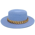 Détail d'un chapeau de paille bleu clair avec chaîne en métal doré et bord large plat - Bleu clair