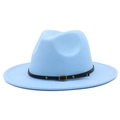 Détail du chapeau fedora en laine bleu ciel avec ruban en cuir noir et boucle - Bleu clair