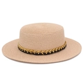Détail d'un chapeau de paille avec ruban noir élégant et chaîne métallique dorée chic - Taille unique / Rose Clair