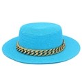 Détail du chapeau de paille bleu avec chaîne cubaine dorée et texture tissée fine - Bleu lac