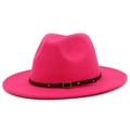 Détail du chapeau fedora en laine rose avec bandeau en cuir noir et boucle dorée - Rose rouge