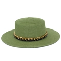Vue détaillée d'un chapeau canotier vert olive avec tissage fin et chaîne dorée - Taille unique / Vert Herbe