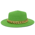 Détail d'un chapeau de paille vert avec une grosse chaîne dorée et une texture tissée - Verdoyant