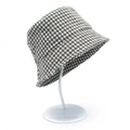 Detalle de sombrero bucket con estampado de pata de gallo blanco y negro en soporte de metal - Gris claro
