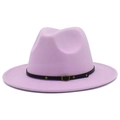 Détail d'un chapeau fedora lilas avec ruban en cuir noir et boucle en métal doré - Mauve Clair