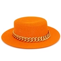 Détail du tissage du chapeau de paille orange vif et de l'élégante chaîne dorée décorative - Orange