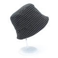 Detalle de gorro de pescador de pata de gallo con etiqueta 'Yes' y textura de punto - gris oscuro