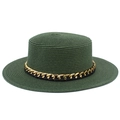 Détail de la texture de paille tressée et du ruban chaîne dorée sur ce chapeau vert - Taille unique / Vert foncé