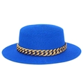Détail d'un chapeau de paille bleu avec chaîne décorative en métal doré sur fond blanc - Bleu saphir