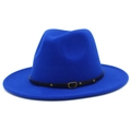 Détail du chapeau Fedora bleu royal en laine avec ruban noir et boucle métallique dorée - Bleu saphir