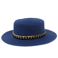 Détail d'un chapeau de paille bleu marine avec chaîne en métal doré et ruban en cuir élégant - Taille unique / Bleu foncé