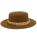 Texture détaillée d'un chapeau de paille avec une élégante chaîne dorée décorative - Café