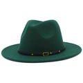 Détail du chapeau fedora en laine vert foncé avec ceinture noire et boucle dorée - Vert Foncé