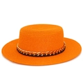 Détail d'un chapeau de paille orange avec texture tissée et bande décorative chaîne dorée - Taille unique / Orange