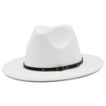 Detail van een witte wollen fedora met zwarte kunstlederen band en gouden klinknagels - Wit