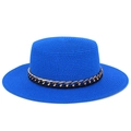 Détail du chapeau de paille bleu marine avec chaîne dorée et ruban noir tressé - Taille unique / Bleu saphir