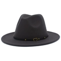 Détails d'un chapeau fedora en laine gris foncé avec bande en cuir noir et boucle dorée - Gris foncé