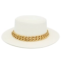 Detailweergave van witte strooien hoed met stijlvolle grove gouden schakelketting band - Wit