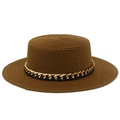 Gros plan détaillé du chapeau canotier en paille tressée avec chaîne dorée élégante - Taille unique / Café