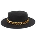 Detail van een zwarte boater hat met een stijlvolle dikke gouden kettingdecoratie op de rand - Zwart