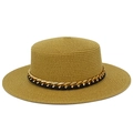 Détail de la texture d'un chapeau de paille à bord plat avec chaîne dorée et ruban noir - Taille unique / Marron