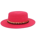 Détail d'un chapeau canotier fuchsia avec chaîne en métal doré et ruban tissé noir - Taille unique / Rose rouge