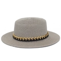 Détail d'un chapeau de paille gris avec chaîne dorée et ruban tissé noir élégant - Taille unique / Gris
