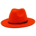 Détail du chapeau fedora en laine orange avec bandeau noir en cuir et rivets métalliques - Rouge Orangé