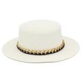 Détail du chapeau de paille avec ruban noir et chaîne dorée montrant la texture tissée - Taille unique / Blanc