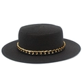 Détails de la texture du chapeau canotier noir avec une chaîne en métal doré élégante - Taille unique / Noir