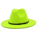 Vue détaillée du chapeau fedora jaune néon avec sangle en cuir noir et clous en bronze - Jaune Néon