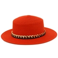 Détail d'un chapeau de paille orange avec chaîne dorée et ruban noir tissé élégant - Taille unique / Rouge