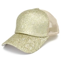 Detail van champagnegouden pailletten en ademend beige mesh op de modieuze baseballpet - Eén maat / Goud