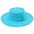 Detailansicht des türkisfarbenen Wollfilzhutes mit flacher Krempe und Satin-Schleife - Himmelblau