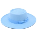 Detail eines hellblauen Wollfilzhuts mit passendem Ripsband und kleiner Schleifenverzierung - Hellblau