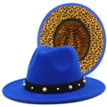 Detail eines blauen Fedora-Hutes mit Leopardenfutter, Perlenband und Goldnieten - Königsblau