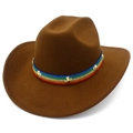 Détail d'un chapeau de cowboy café avec ruban arc-en-ciel et rivets en croix dorés - Taille unique / Café