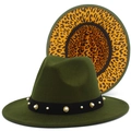 Detailansicht der armeegrünen Fedora aus Wollfilz mit Perlenband und Leopardenmuster-Krempe - Armeegrün