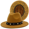 Detail von braunem Fedora-Hut mit Perlenband und Leopardenmuster-Krempe - Braun