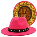 Detailansicht des fuchsiafarbenen Fedora-Hutes mit Perlenband und gelbem Leopardenfutter - Fuchsia