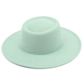 Détail d'un chapeau de paille vert menthe en laine avec bord plat et couture fine - Taille unique / Vert menthe